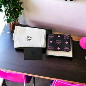Mcm pink black Visetos diamond wallet card holder
New with tags dustbag and box